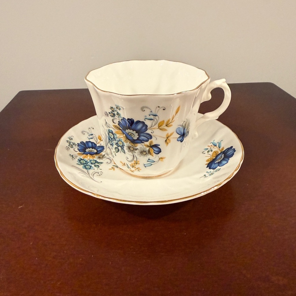 Vtg Royal Grafton English Bone China teacup and saucer.
